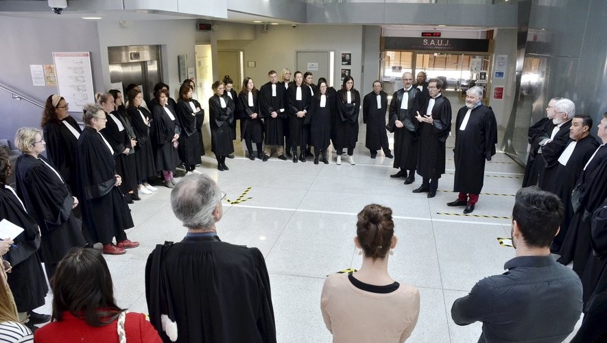 Aude : le double hommage à Robert Badinter des tribunaux de Carcassonne et Narbonne - lindependant.fr - Crédit photo : © La cérémonie dans le hall des pas perdus du tribunal de Narbonne. Independant - CHRISTOPHE BARREAU